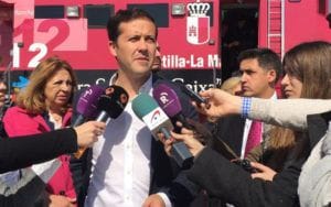 carlos velazquez durante las declaraciones a los medios en el puesto de mando avanzado 150516