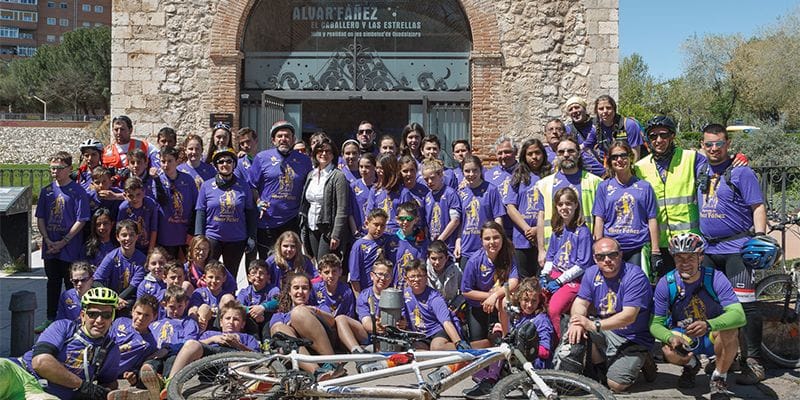 Alumnos y profesores de un colegio de Soria recorren en bicicleta los lugares más emblemáticos del Cid en Guadalajara