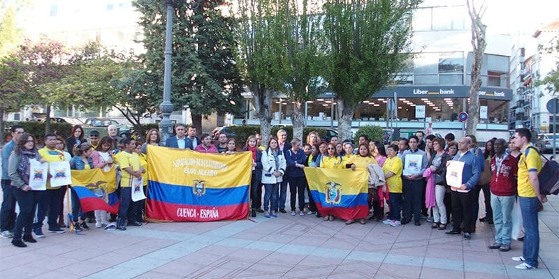 Un centenar de personas se solidarizan en Cuenca con las víctimas del terremoto de Ecuador