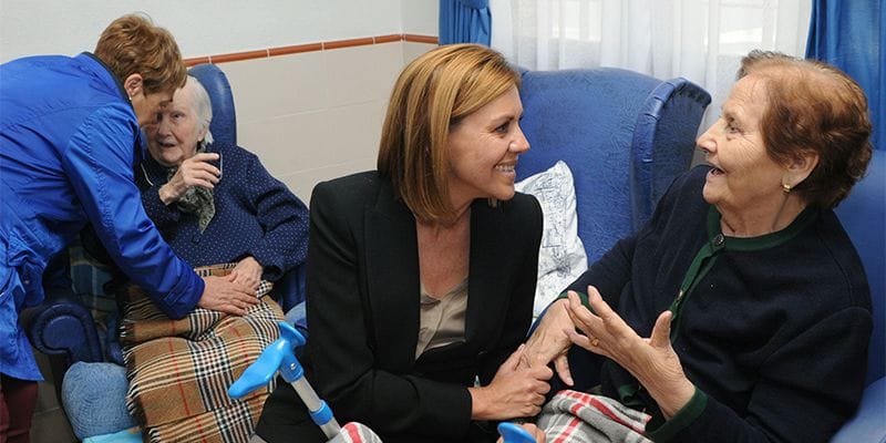 Cospedal se siente “indignada y abochornada” por la foto de Page sonriente junto a una mujer con burka