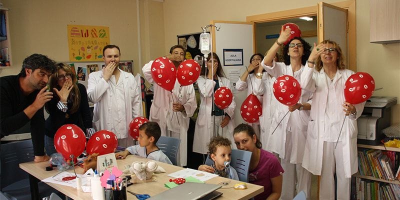 El “Virgen de la Luz” organiza una fiesta sorpresa de lanzamiento de besos para sumarse al Día Nacional del Niño Hospitalizado