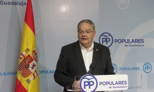 El candidato del PP al Senado, Juan Antonio de las Heras, hoy en rueda de prensa 300516