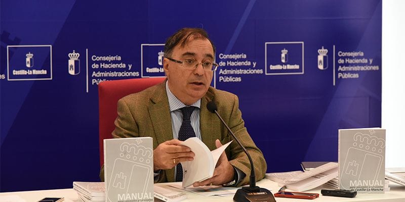 La Junta quiere mejores concejales y distribuirá entre todos los ayuntamientos de la región 1.000 manuales por si tienen dudas