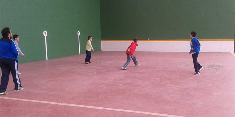 Fuentenovilla comienza sus fiestas patronales con un brillante partido de Pelota a Mano