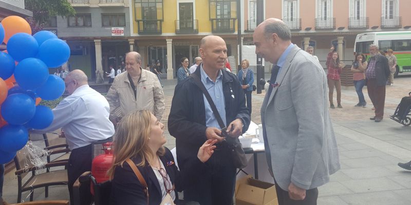 El presidente de la Diputación participa en el «cordón humano» del Día Mundial de la Esclerosis Múltiple