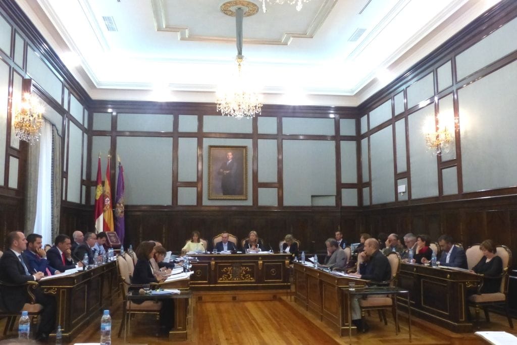 El PSOE en Diputación “aplaude” la actitud vergonzante de Page permitiendo la denigración de una mujer tapada con niqab