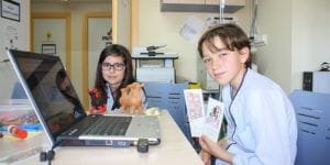 Los niños del aula hospitalaria del Hospital Virgen de la Luz han celebrado con diversas actividades el XX Aniversario de la declaración de Cuenca como ciudad Patrimonio de la Humanidad.