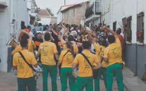 Desfile de peñas en Fuentenovilla.