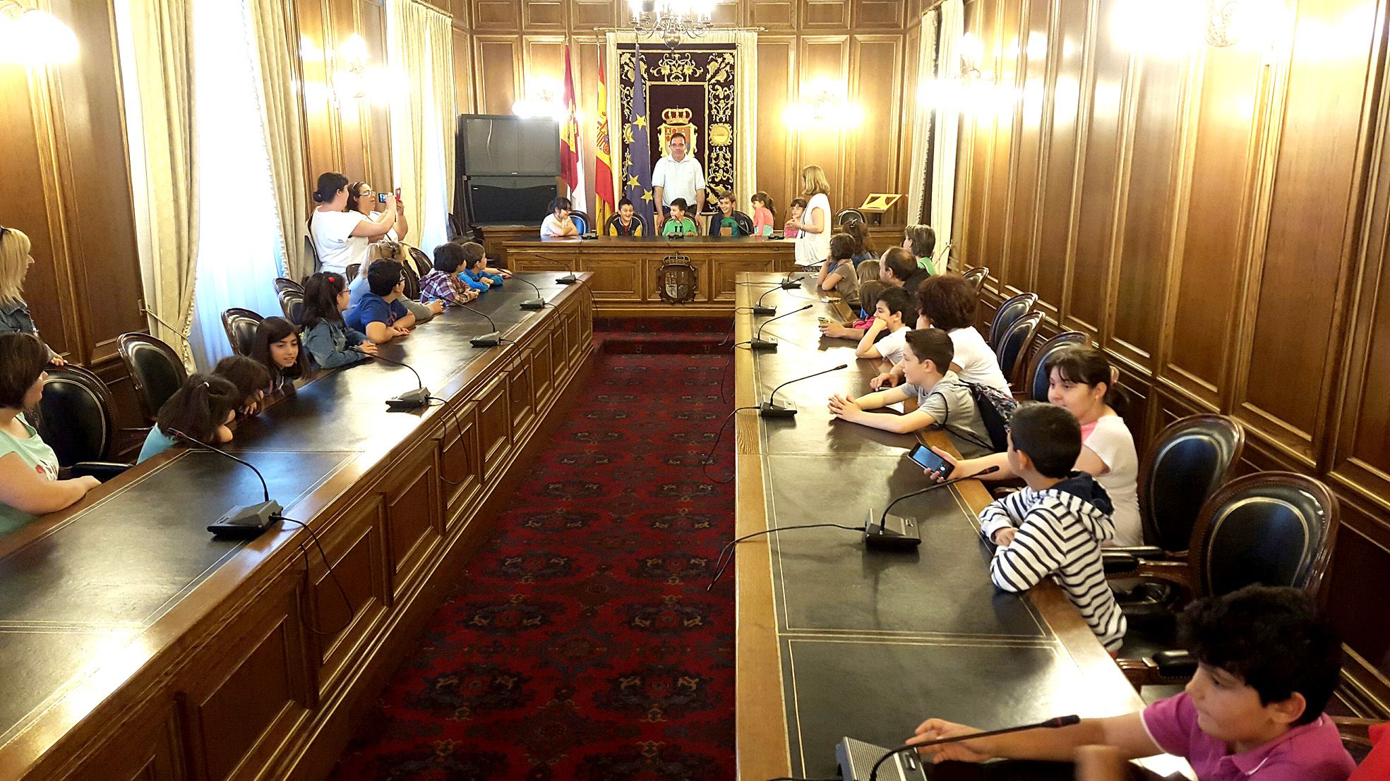 Padres y alumnos del CEIP de Belmonte y miembros de la Casa de C-LM en Madrid conocen la Diputación 1 generalplenovisitabelmontenota