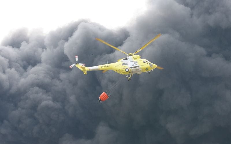 El PP no entiende que un presidente autonómico "no quiera investigar sobre una cuestión como el incendio de Seseña” 1 helicoptero en el incendio de sesena