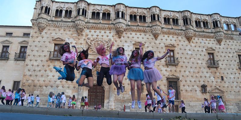 Más de 7.000 participantes corrieron y bailaron al ritmo de la Holi Run Day & Night