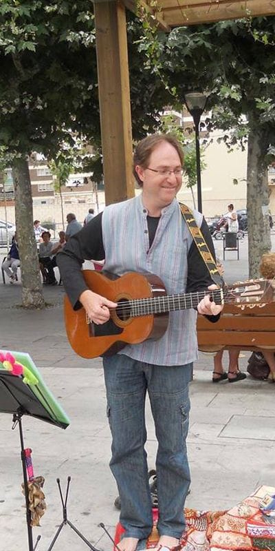 Karlos Zuazo, un juglar del siglo XXI culmina la temporada de los Viernes de los Cuentos