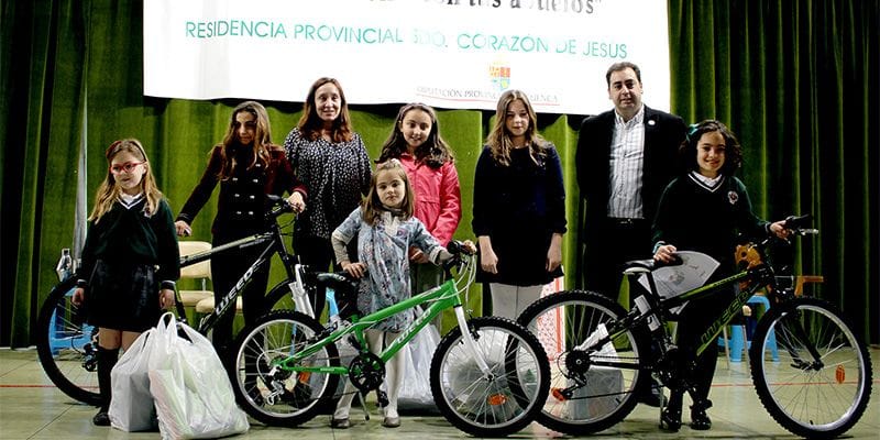 Doménech entrega los premios del XV Concurso Provincial de Redacción ‘Cuéntame cómo son tus abuelos’