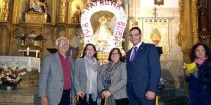Prieto junto a la Virgen de los Desamparados de Buendía.
