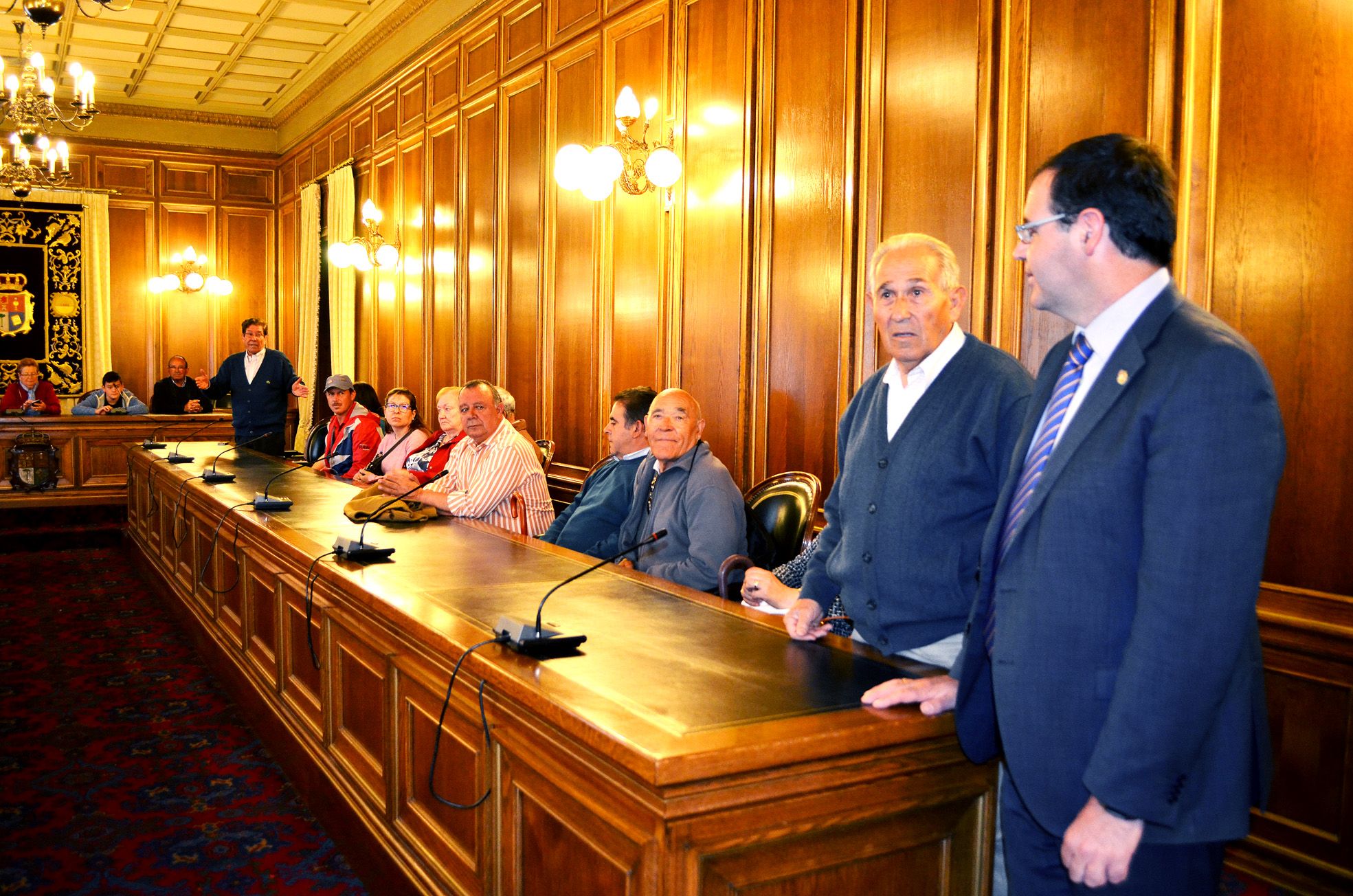 Medio centenar de vecinos de Zarza de Tajo han visitado el Palacio Provincial de la Diputación