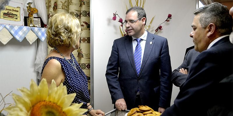 Prieto alaba la apuesta del Ayuntamiento de La Alberca por continuar con su Feria Agroalimentaria