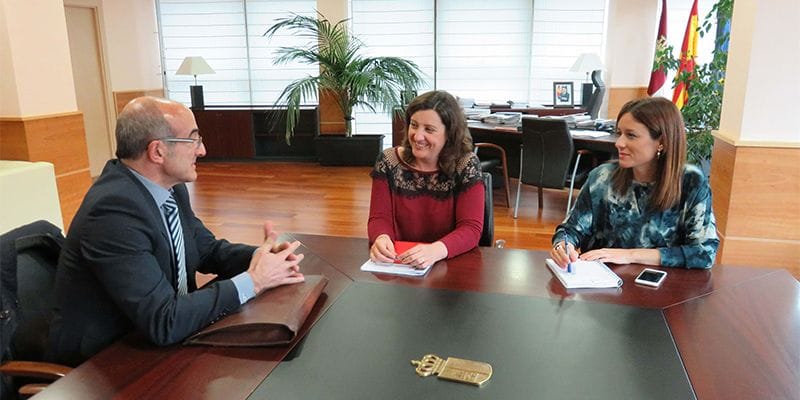 La Junta se interesa por el futuro de Eroski tras la venta de los hipermercados a  Carrefour