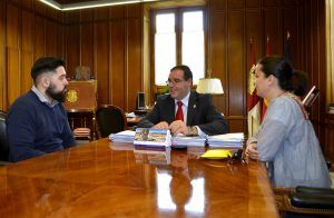 Prieto reconoce la excelente trayectoria del joven diseñador taranconero Francisco Sáez Yunta 2 ReuPrietoDiseñadorTaranconNota