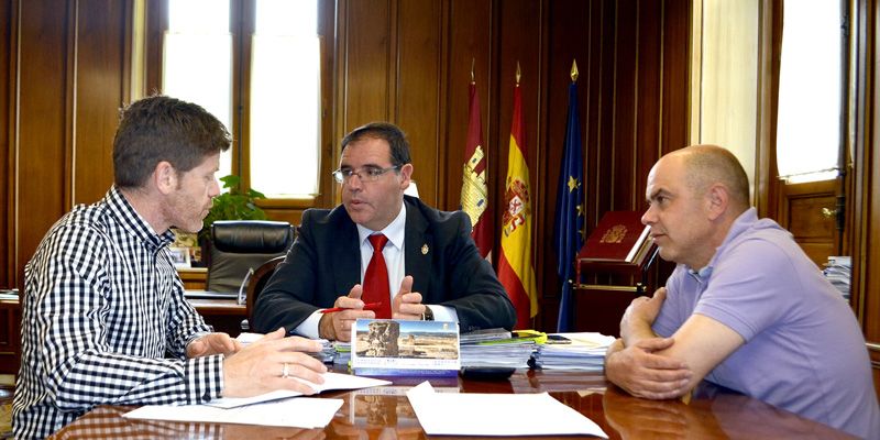 La Asociación ‘Momento Musical’ de Mota del Cuervo muestra a Prieto su proyecto ‘Alma, corazón y vida’