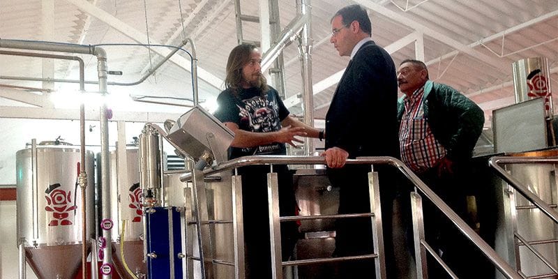 Prieto conoce in situ ‘Ganchera Cerveza Artesana’, uno de los premios del I Concurso Lanzadera