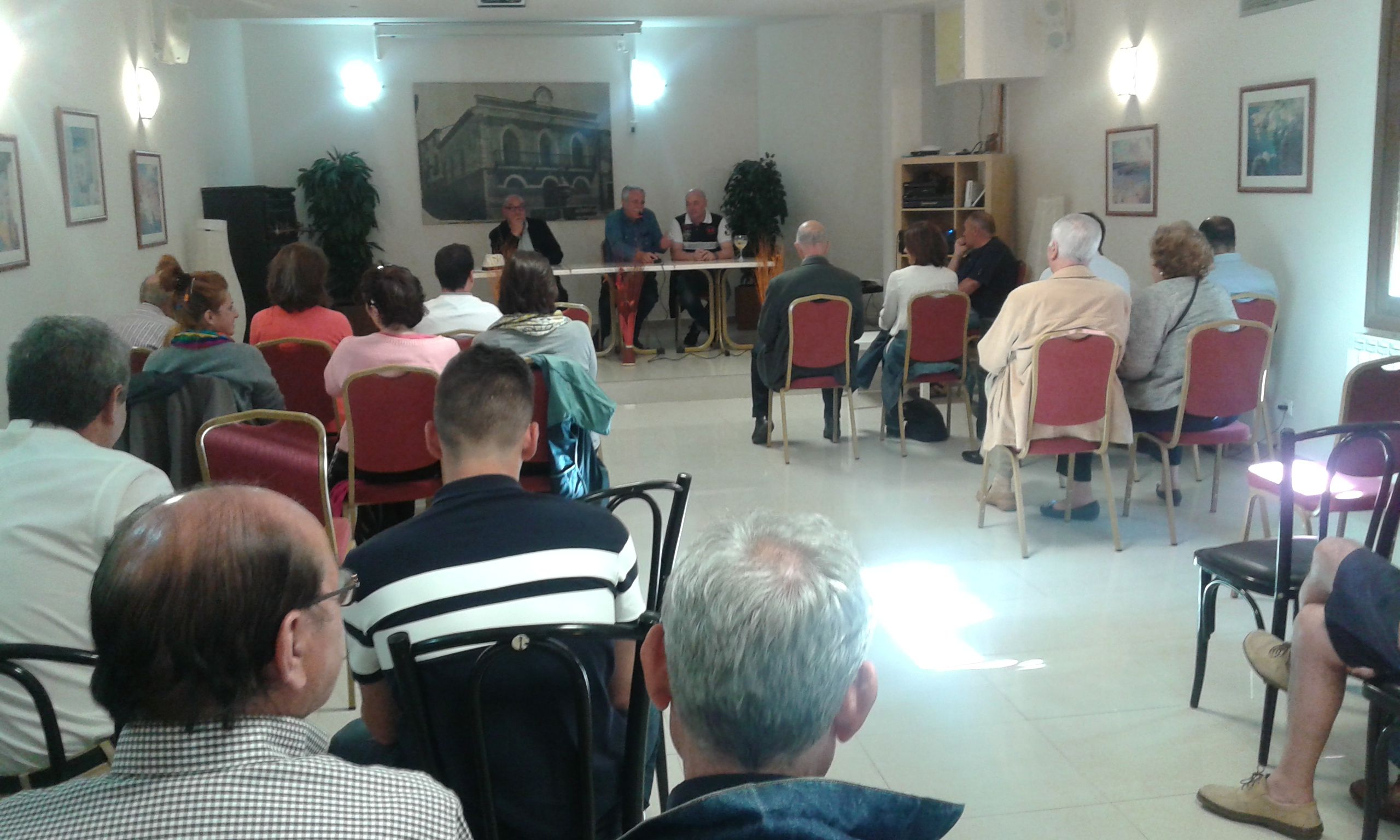 El periodista Antonio Pérez Henares ha presentado en Jadraque su libro “El Rey Pequeño”