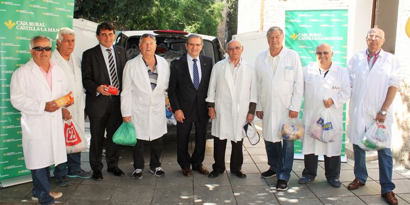 Caja Rural Castilla-La Mancha entrega 1.500 kilos de alimentos a Cipriano “El Amigo de los Pobres” tras su ‘Desafío’