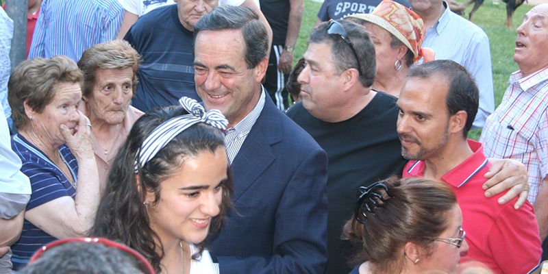 Bono llega al rescate de Bellido