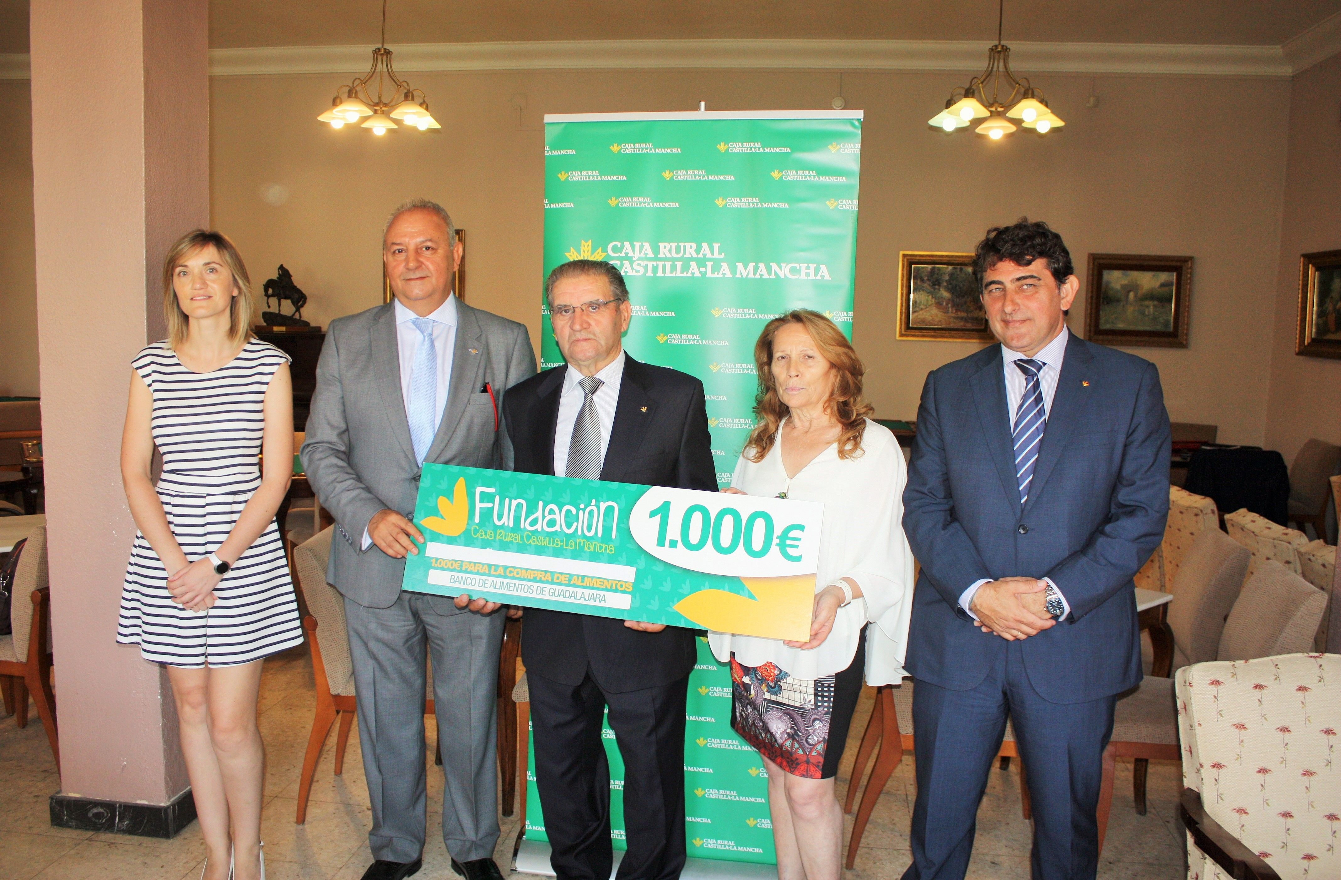 La Fundación Caja Rural Castilla-La Mancha entrega una ayuda de 1.000 euros al Banco de Alimentos de Guadalajara