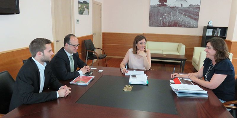Franco traslada a los restauradores las medidas de incentivos de contratación puestas en marcha por la Junta