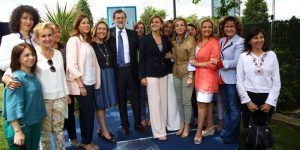 Romero: “La igualdad real se consigue a través del empleo” 2 Rajoy con varias candidatas del PP.