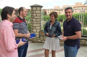 Ana González, Lucas Castillo, Alfonso Esteban y Lorenzo Robisco durante su visita al barrio del Polígono del Balconcillo 150616