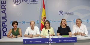 Ana Guarinos y los parlamentarios electos del PP durante  la rueda de prensa de hoy 290616