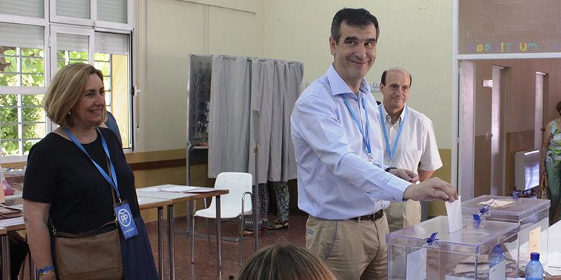 Los primeros sondeos otorgan la victoria del PP en todas las provincias de Castilla-La Mancha 1 antonio roman ha votado en el centro social la amistad