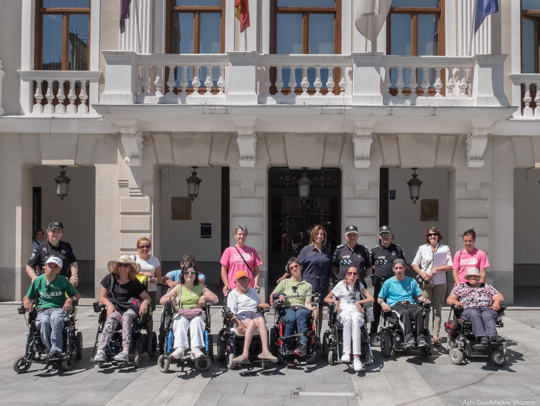 Encarnación Jiménez, concejal de Seguridad, atiende las primeras sugerencias de residentes del CAMF durante su recorrido por la zona centro 3 Encarnación Jiménez, concejal de Seguridad, atiende las primeras sugerencias de residentes del CAMF durante su recorrido por la zona centro