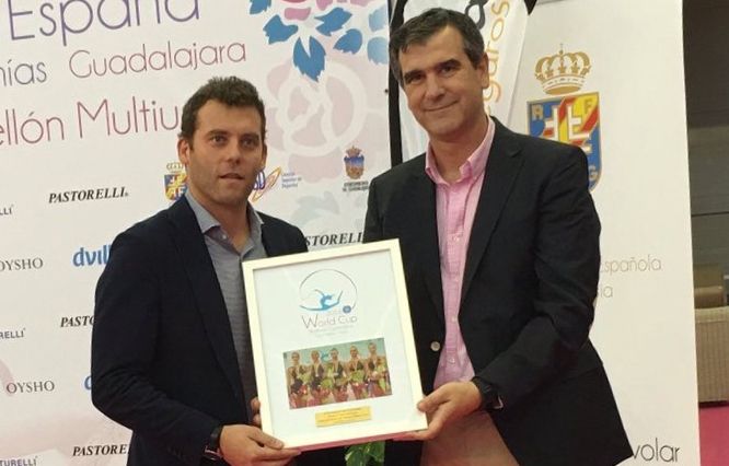 Carballo entrega a Antonio Román una placa de agradecimiento por la organización de la Copa del Mundo de Gimnasia Rítmica