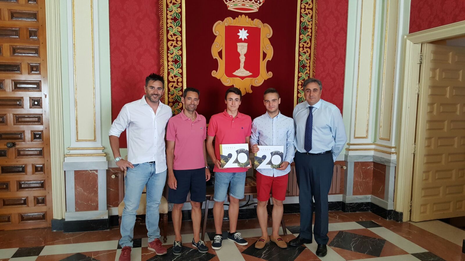 Mariscal y Llorens reciben en el Consistorio a los campeones de natación David Ocaña, Saúl González y Mario Martínez