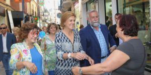 Cospedal: Vimos un candidato con un proyecto serio para España y tres aspirantes que no creen en las posibilidades del país, ni tienen un proyecto de futuro 2 Cospedal paseo Talavera- 140616 (8)