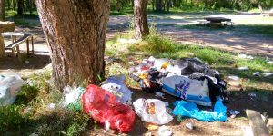 Basuras y plásticos en el área recreativa de El Chantre 2 El Chantre: plásticos