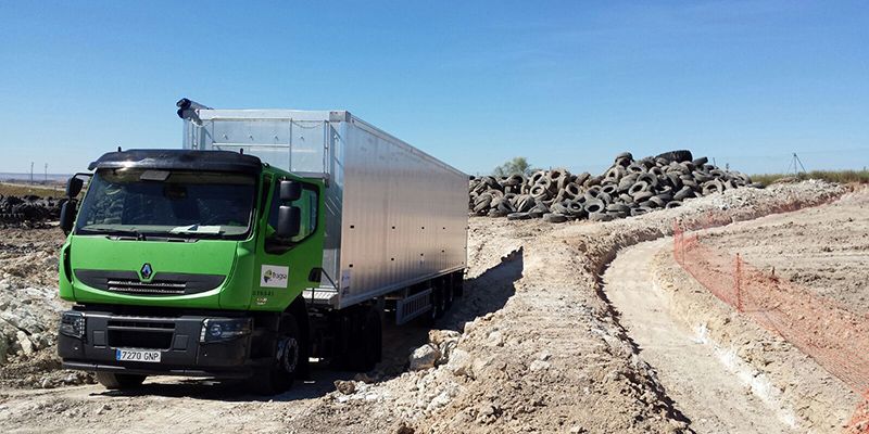 Comienza la retirada de los neumáticos indemnes tras el incendio del vertedero de Seseña