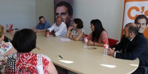 El portavoz de C’s de Sanidad, Francisco Igea, y Orlena de Miguel, candidata a las Cortes, se han reunido con diferentes colectivos del ámbito sanitario en la capital alcarreña