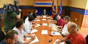 El presidente de Castilla-La Mancha, Emiliano García-Page, se reúne, en la Delegación de la Junta en Ciudad Real, con representantes sindicales de Elcogas