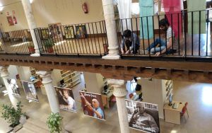 Una exposición recorre la historia del Maratón de Cuentos desde 1992 2 Exposiciones Palacio Dávalos.