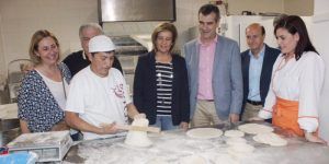 Fatima Bañez en el obrador de la Panadería San Gines, de  Guadalajara