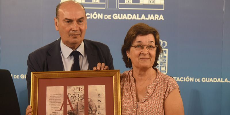 El presidente de la Diputación entrega el VI Premio Álvar Fáñez a la Asociación de Mujeres de Hita
