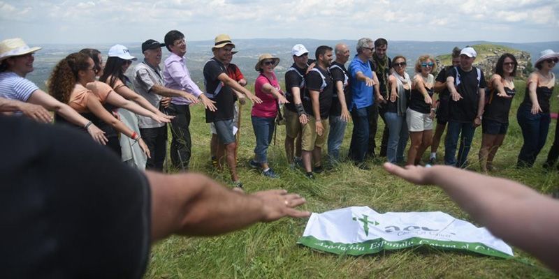 Los nuevos viajeros a la Alcarria instalan un lazo gigante rosa en las Tetas de Viana en solidaridad con el cáncer de mama