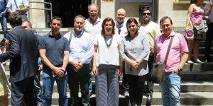 Foto familia representantes de Puertollano en la firma