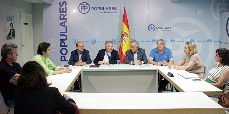 Cañizares: “La alternativa tras el 26J es la creación de empleo, que defiende el PP, o la subida de impuestos” 1 francisco canizares portavoz del pp en las cortes regionales hoy en la comision de economia del pp de guadalajara 210616