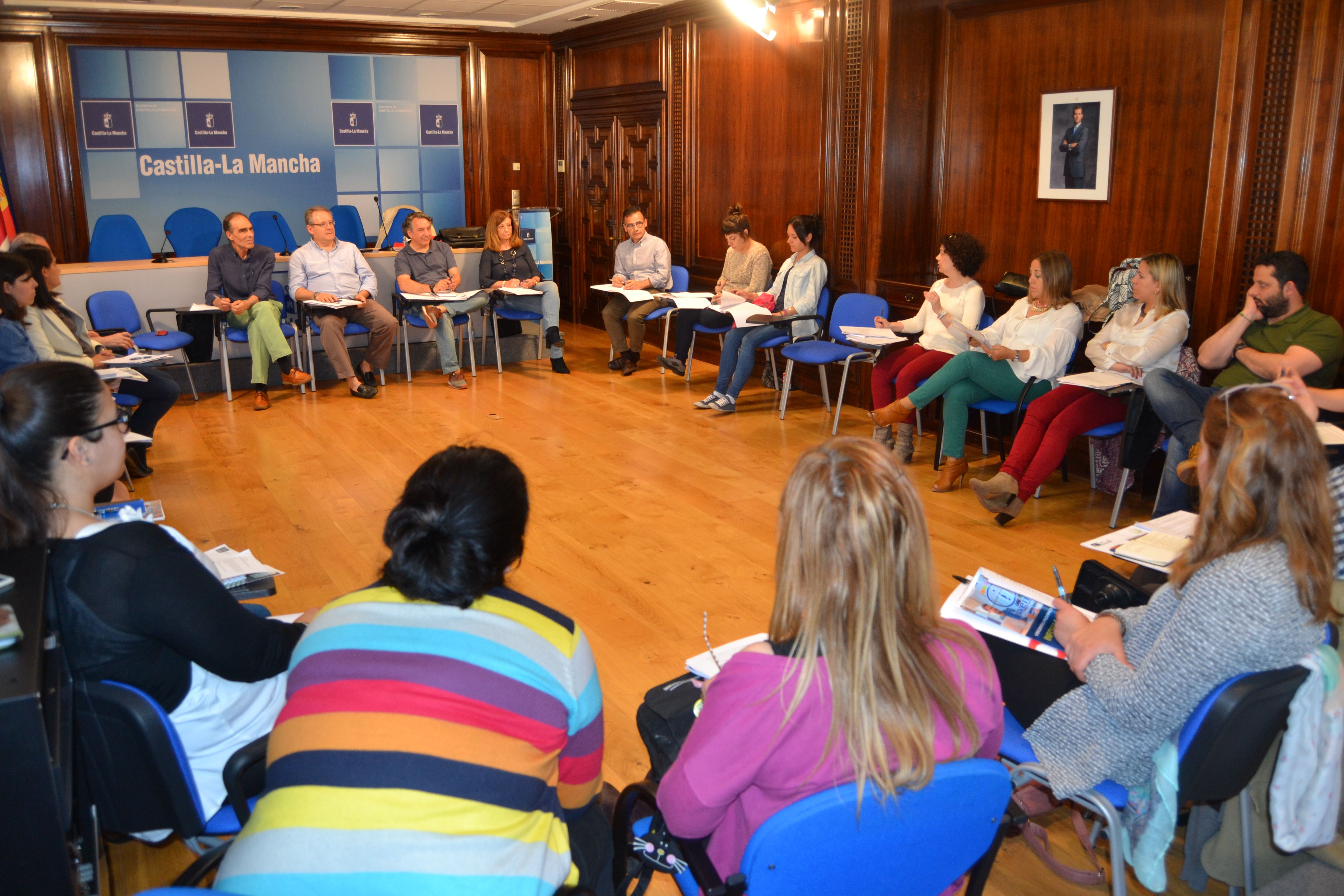 La Junta se reúne con informadores juveniles de Guadalajara para escuchar sus aportaciones a las nuevas convocatorias