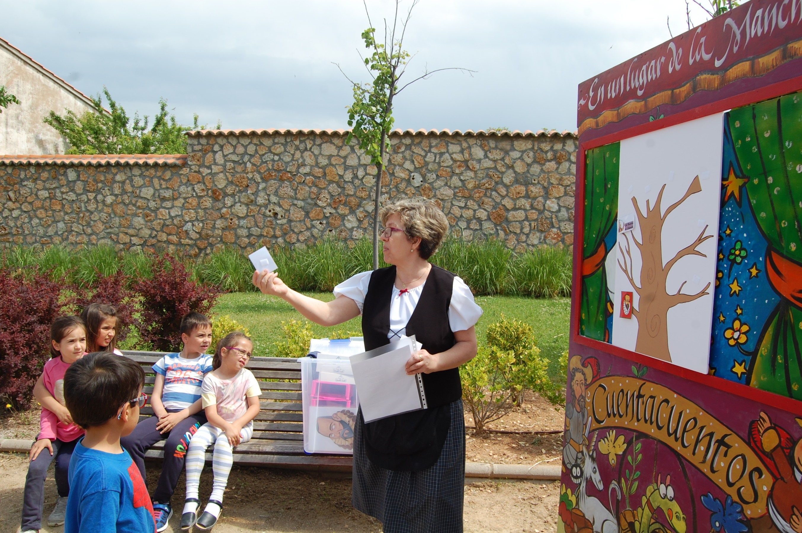 Más de un centenar de niñas y niños disfrutan durante todo el día de las jornadas cervantinas de Cifuentes