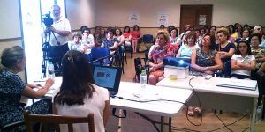 La charla fue impartida por Lucila Menchén y María Isabel Navas, farmacéutica y estudiante de farmacia respectivamente